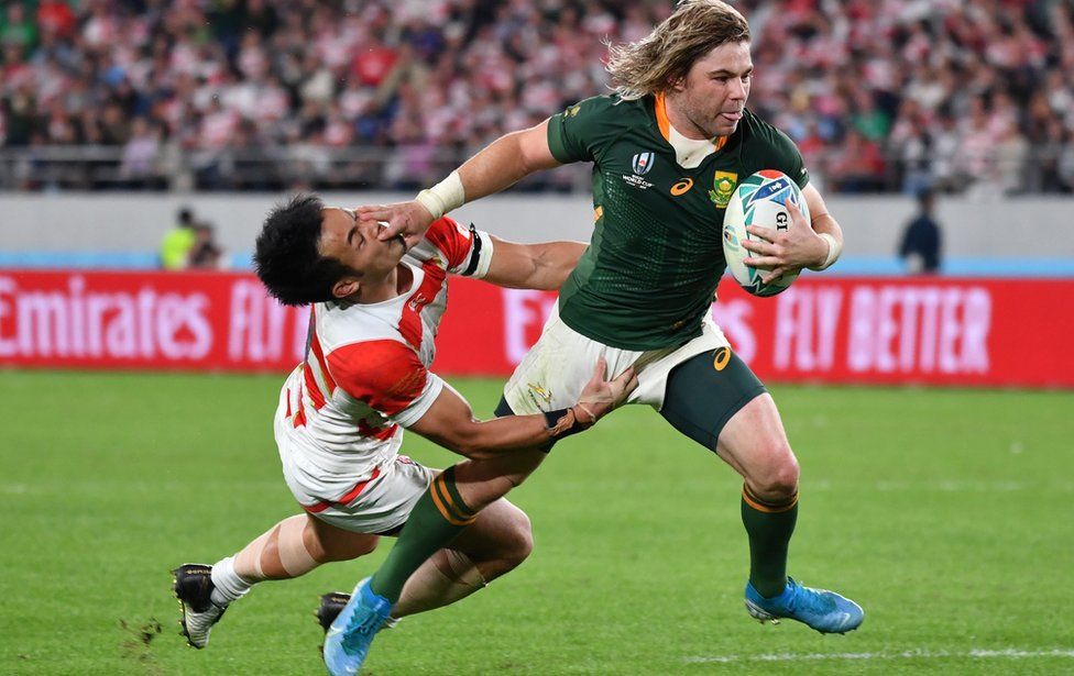 South Africa's scrum-half Faf de Klerk (R) scores a try during the Japan 2019 Rugby World Cup quarter-final match between Japan and South Africa at the Tokyo Stadium in Tokyo on October 20, 2019