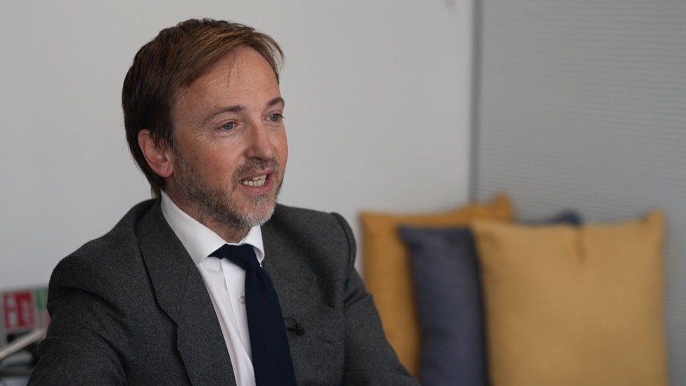 'Rhentu yng Nghaerdydd ddim yn opsiwn' BBC Cymru Fyw