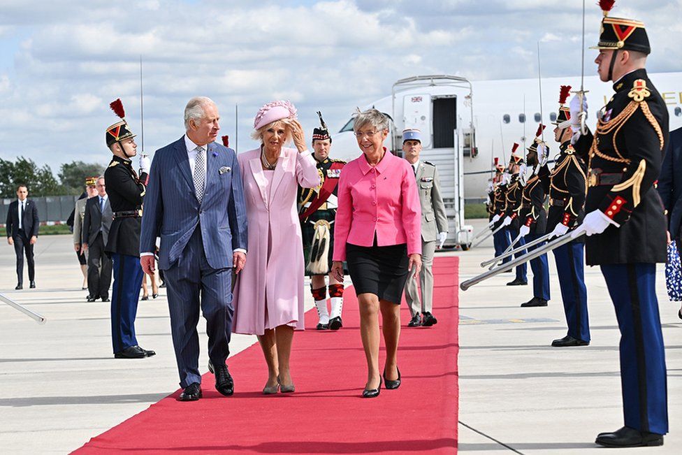 French Prime Minister Elisabeth Borne welcomes the King and Queen upon their arrival at the Orly Airport