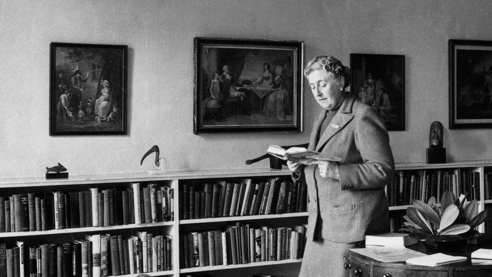 Agatha Christie death commemorated at Oxfordshire graveside - BBC News