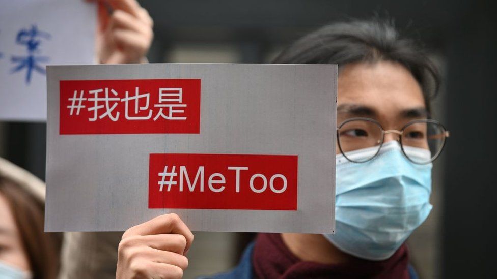 Сторонники Чжоу Сяосюань, феминистки, получившей известность в ходе китайского движения #MeToo два года назад, 2 декабря 2020 года выставили плакаты перед Народным судом района Хайдянь в Пекине по делу о сексуальных домогательствах против одного из самых известных китайских телеканалов. хосты.