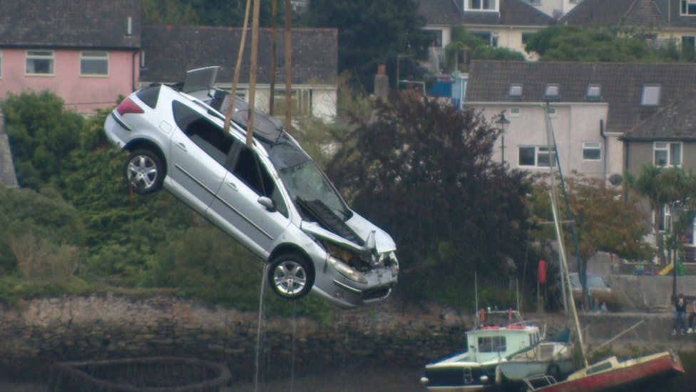 Car being lifted from the estuary