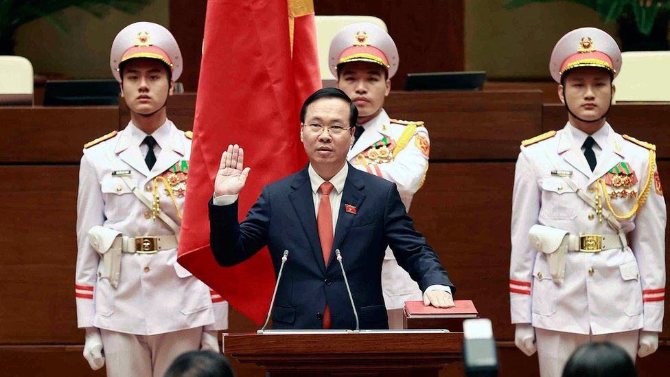 Vo Van Thuong raises his right hand while taking his oath in Hanoi