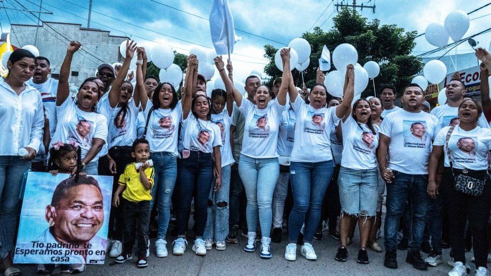 Люди маршируют во время демонстрации в защиту отца колумбийского футболиста «Ливерпуля» Луиса Диаса после того, как он был похищен, в Барранкасе, Ла-Гуахира, Колумбия, 31 октября 2023 года.
