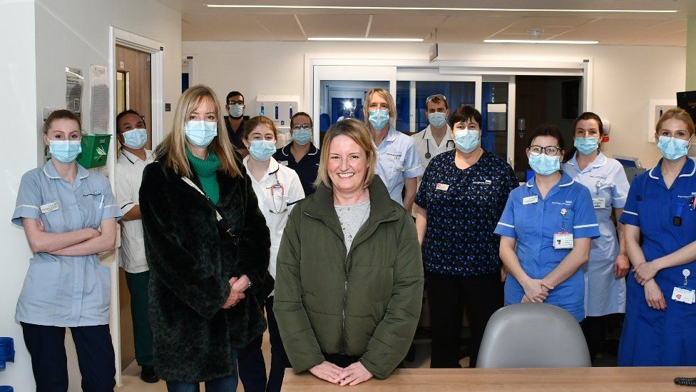 Nicola Sharpe with staff on the surgical ward before leaving hospital.
