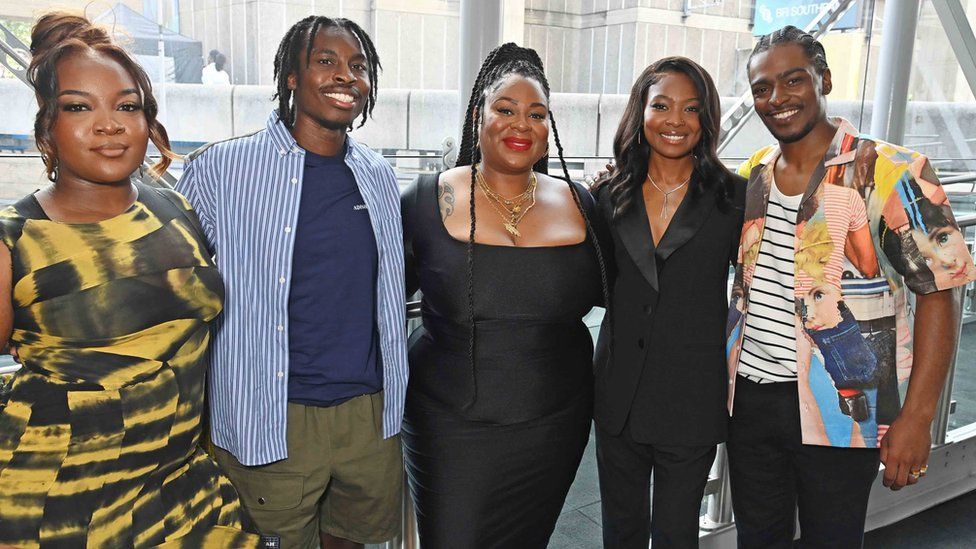 El cantante y actriz Ray BLK, el director John Ogunmuyiwa, la escritora Candice Carty-Williams, la actriz Deja J Bowens y el actor Malcolm Kamulete