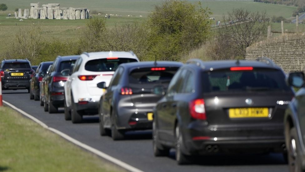 Автомобили проезжают по трассе A303 мимо Стоунхенджа в Уилтшире во время пасхального отдыха