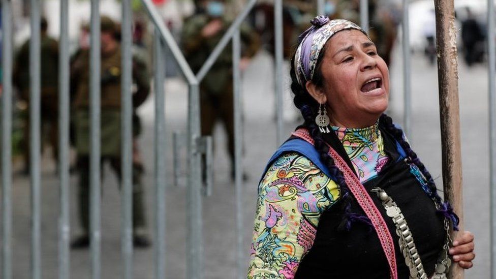 Группа избирателей и представителей коренных народов Чили, принадлежащих к Конституционному съезду, участвует в марше от штаб-квартиры ассамблеи до Паласио-де-ла-Монеда в Сантьяго, Чили, 4 ноября 2021 г.