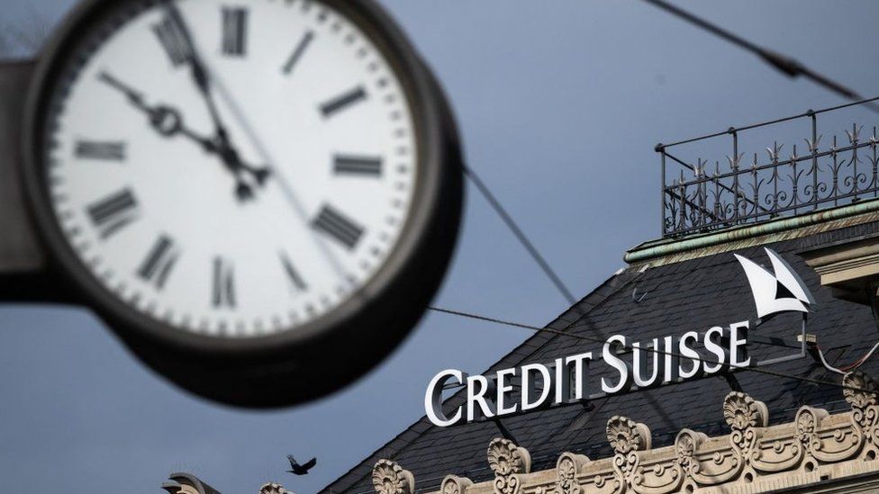 Циферблат перед зданием Credit Suisse