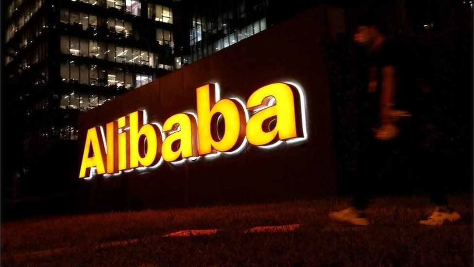 Архивное фото логотипа Alibaba Group в ее офисном здании в Пекине, Китай, 9 августа 2021 г.