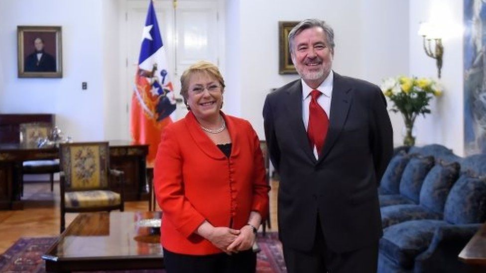 и фотография, на которой президент Чили Мишель Бачелет (слева) позирует с кандидатом Алехандро Гийе от правящей коалиции «Новое большинство» на национальных выборах в прошлое воскресенье во дворце президента Ла Монеда в Сантьяго, 21 ноября 2017 г.