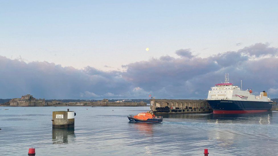 Jersey fishing boat sinking: Robot used to inspect vessel - BBC News