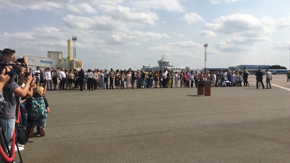Родственники украинских пленных перед встречей