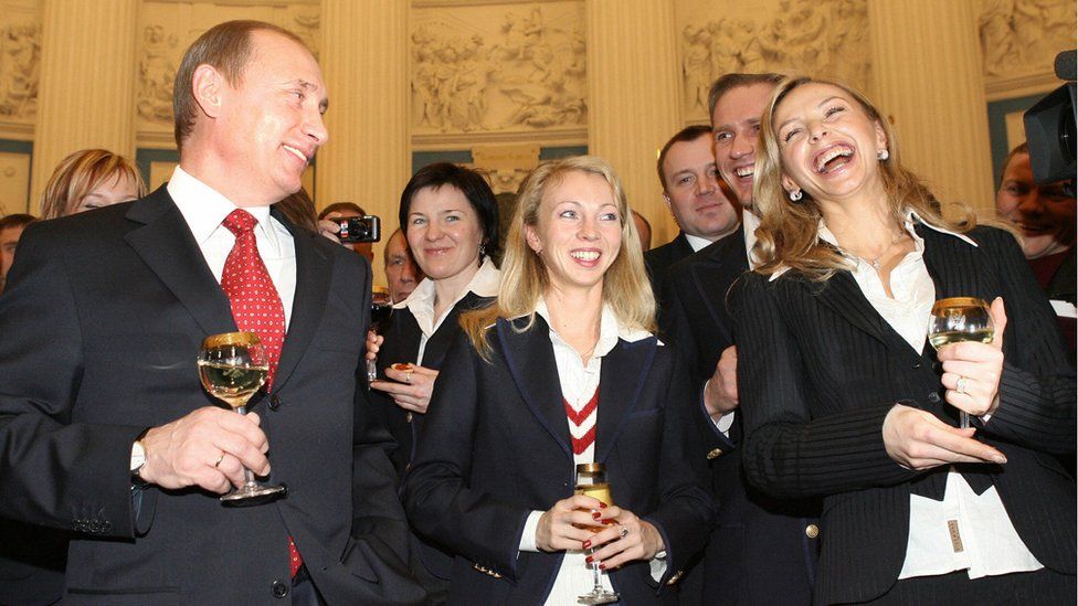Russian President Vladimir Putin with Olympic gold medal winners Tatyana Navka (right) and Tatyana Totmianina (centre), 2006 pic