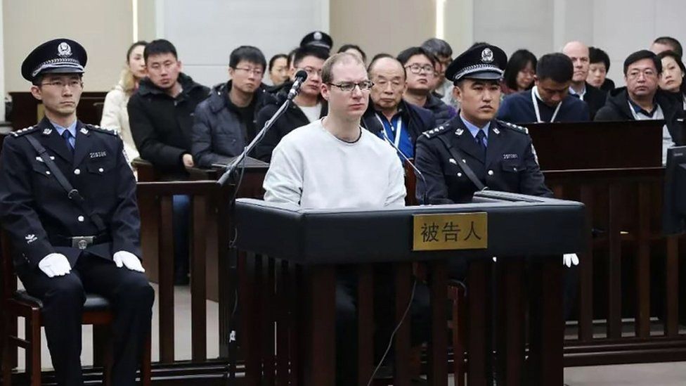 Robert Lloyd Schellenberg (centre) listens during his retrial in Dalian's court. Photo: 14 January 2019