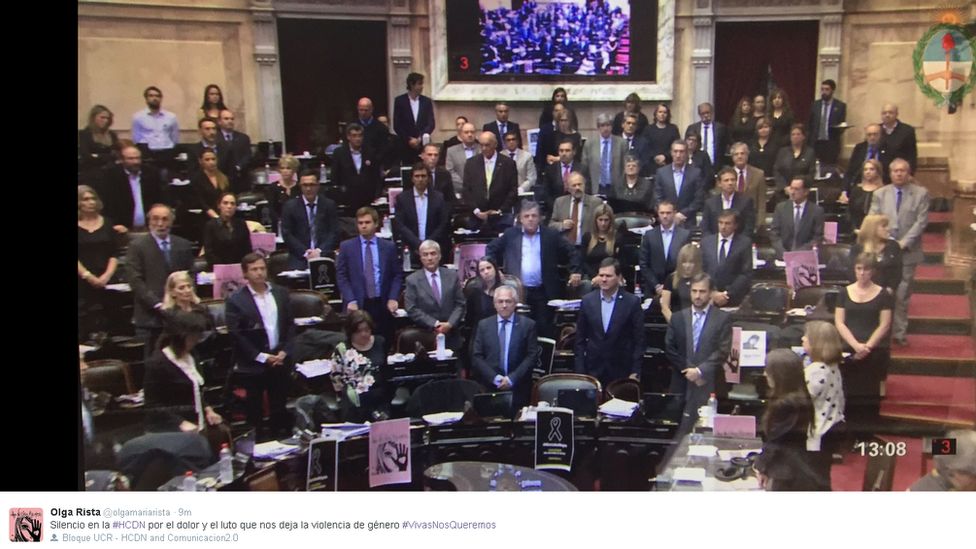 Picture of MPs standing in silence in Argentina, with accompanying tweet in Spanish