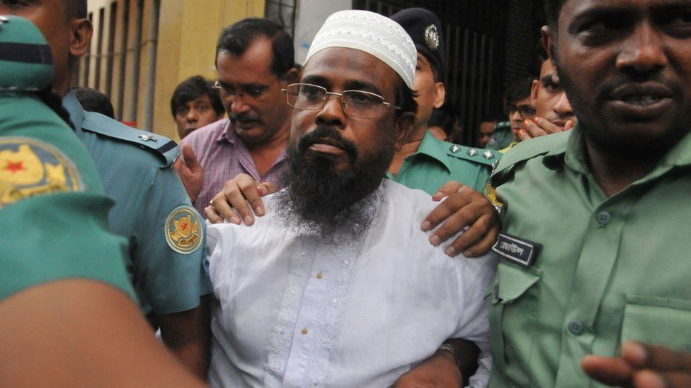 A file photo from 2014 shows Bangladeshi Harkat-ul Jihad al Islami leader Mufti Abdul Hannan flanked by police officers after a court appearance in Dhaka