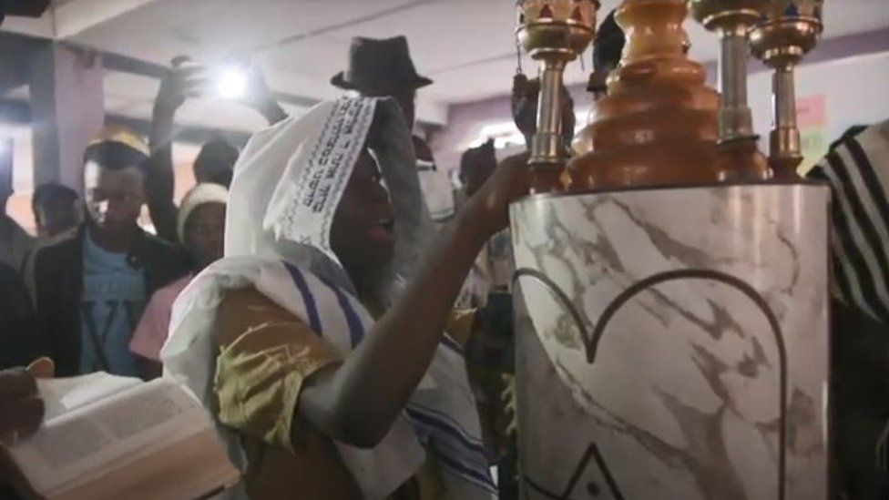 Еврейский мальчик игбо исполняет свою бармицву