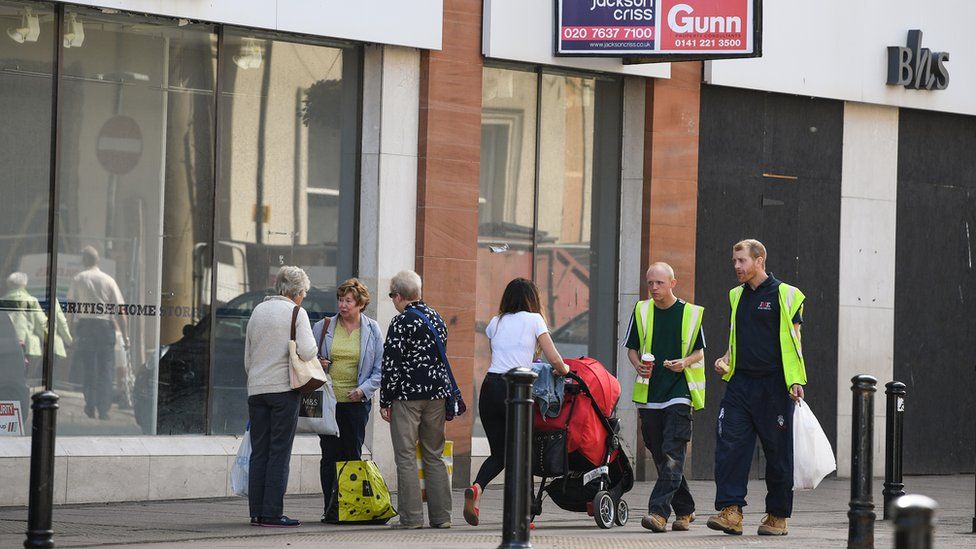 Shoppers outside empty BHS in 2018