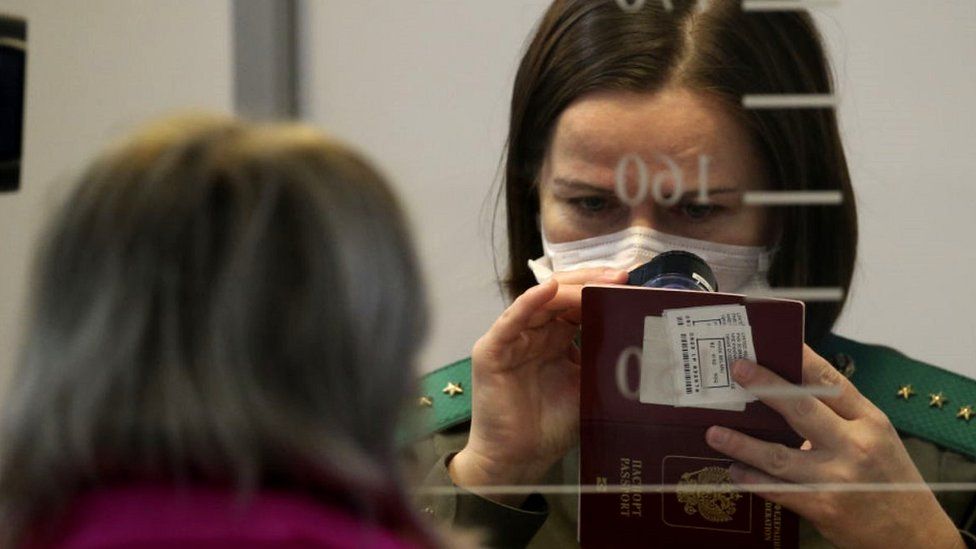 Проверка паспорта в аэропорту Минска