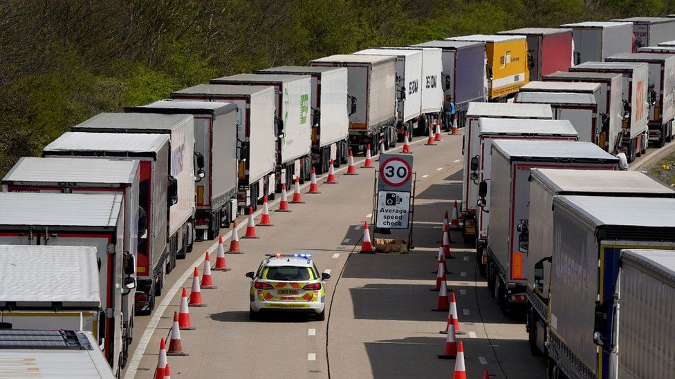Вид на грузовики, стоящие в очереди в ходе операции «Брок» на автомагистрали M20 недалеко от Эшфорда в графстве Кент, суббота, 9 апреля