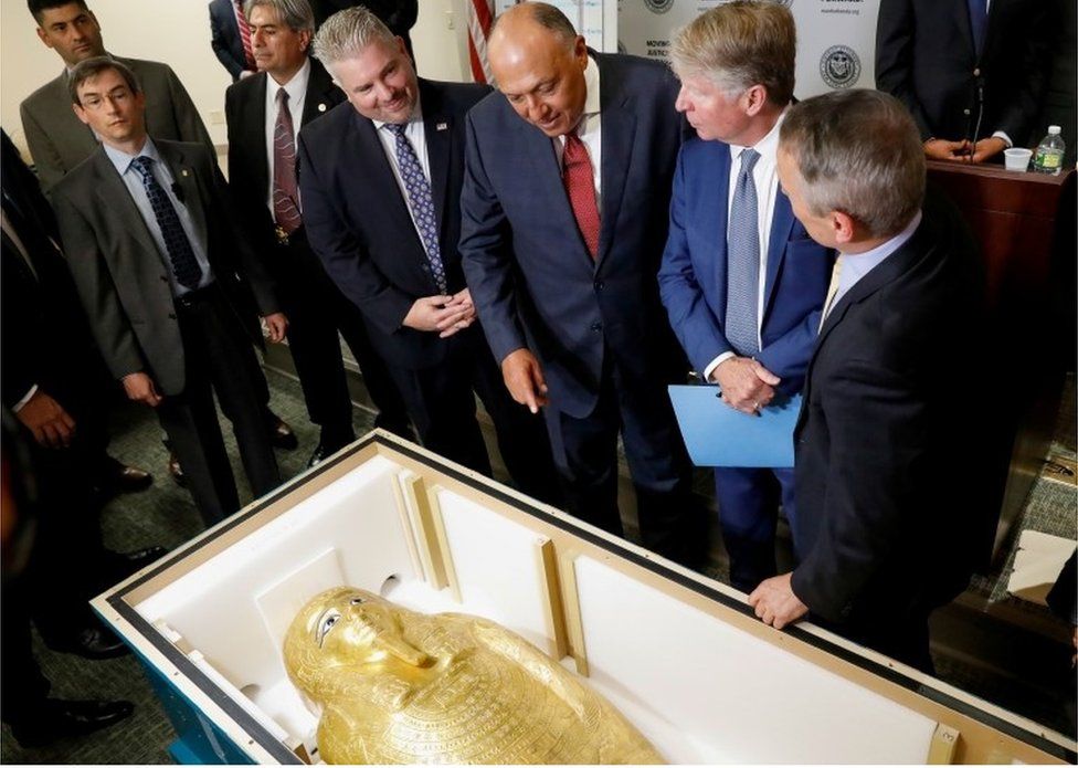 Egypt's Foreign Minister Sameh Shoukry and Manhattan District Attorney Cyrus R. Vance Jr examine the coffin in New York