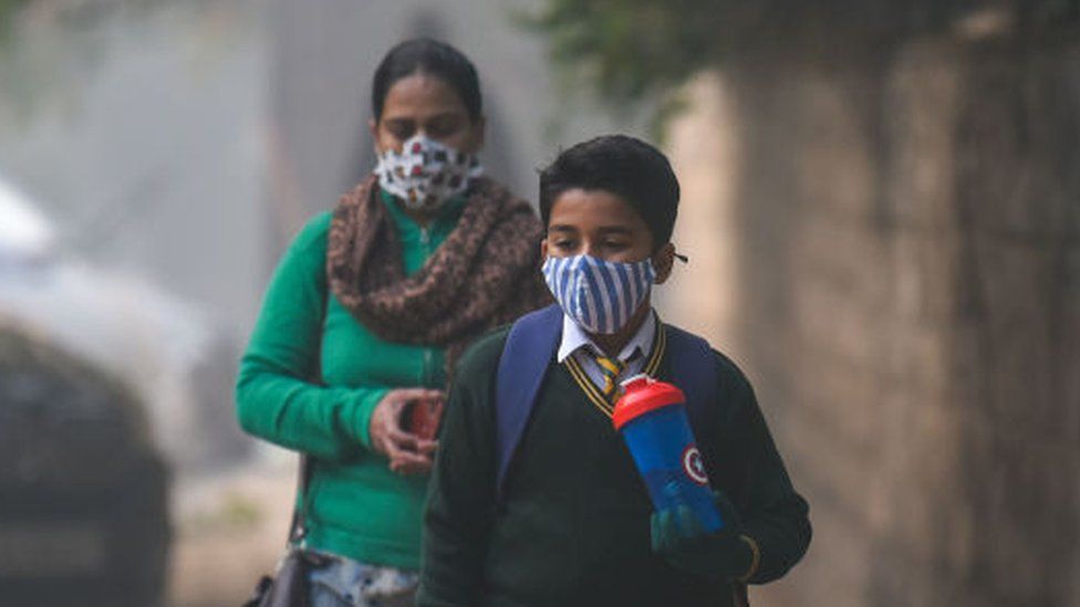 НЬЮ-ДЕЛИ, ИНДИЯ - 29 НОЯБРЯ: Учащиеся прибывают в среднюю школу совместного обучения Сарводая в Сафдарджунге, которая сегодня вновь открывается после закрытия более двух недель из-за опасного уровня качества воздуха, 29 ноября 2021 года в Нью-Дели, Индия. (Фото Амаль К.С./Hindustan Times через Getty Images)