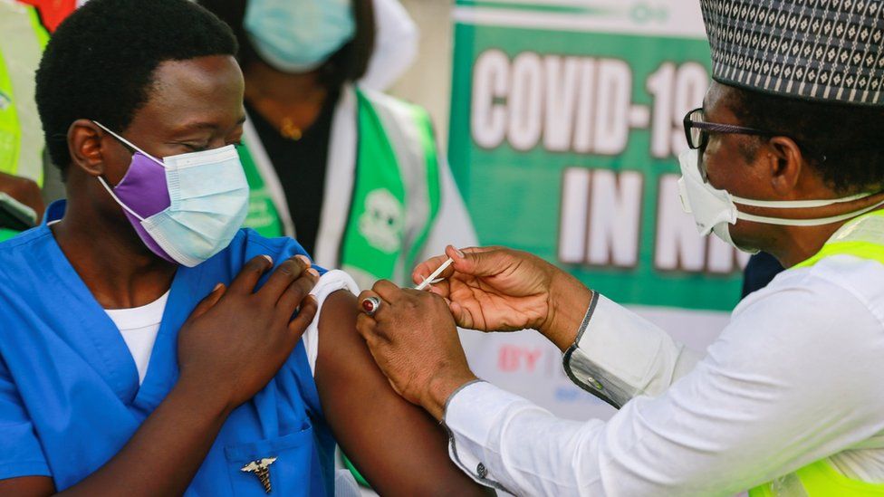 Доктор Нгонг Киприан получает свою первую дозу вакцины против коронавирусной болезни Oxford / AstraZeneca (COVID-19) в Национальной больнице в Абудже, Нигерия, 5 марта 2021 года. REUTERS / Afolabi Sotunde