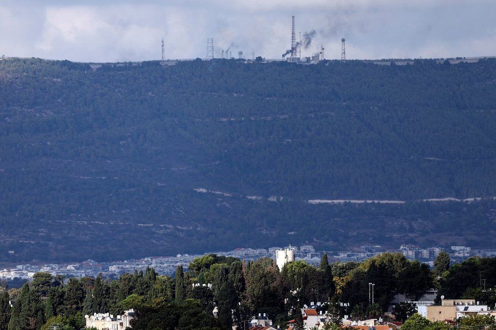Дым поднимается над южным Ливаном, вид с севера Израиля (18 октября 2023 г.)