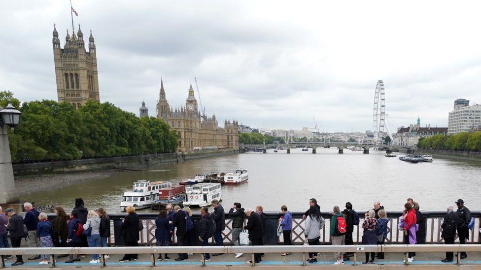 Queen Elizabeth II Queues to view coffin astonishing of