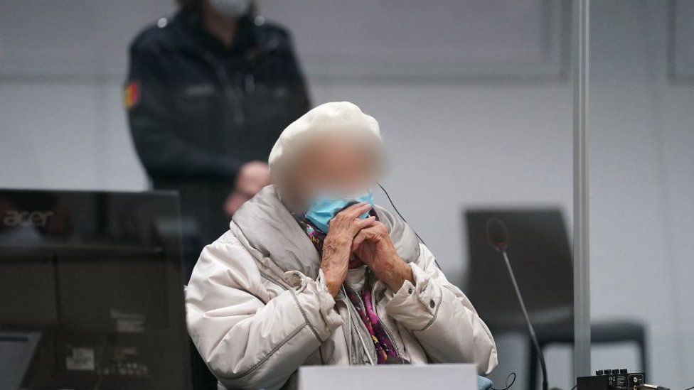 Подсудимая Ирмгард Ф., бывший секретарь командира СС в концентрационном лагере Штуттгоф, ожидает продолжения судебного процесса в суде в Итцехо, северная Германия, 6 декабря 2022 г.