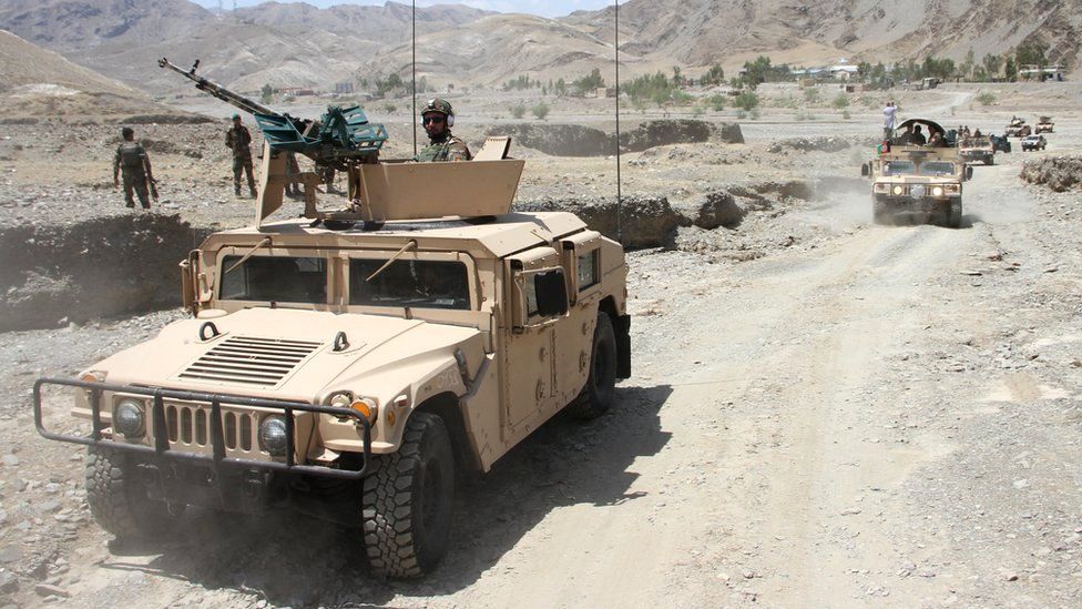 Афганские силы безопасности начинают операции против боевиков Талибана после их дислокации вокруг пограничного пункта Торхам между Афганистаном и Пакистаном в провинции Нангархар, 23 июля 2021 г.