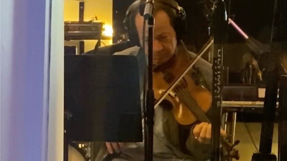 Stuart Duncan playing the fiddle