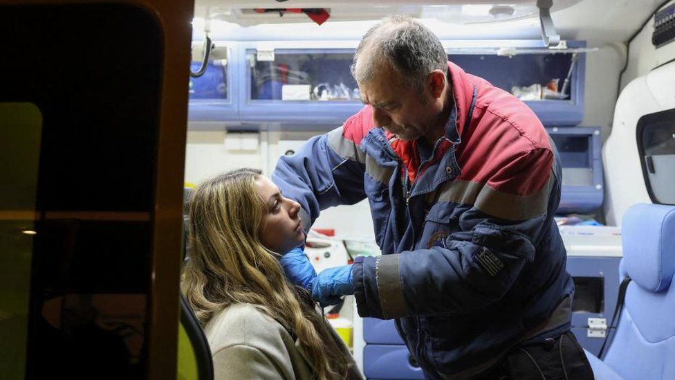 Медик оказывает помощь пассажиру после столкновения двух поездов недалеко от города Лариса в Салониках, Греция, 1 марта 2023 года.