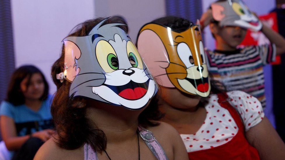 Niños con máscaras de Tom y Jerry.