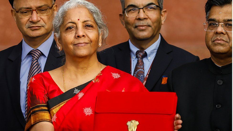 Министр финансов Индии Нирмала Ситхараман представляет союзный бюджет