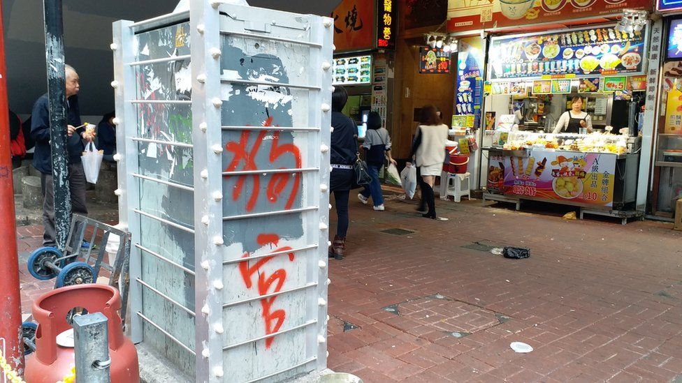 香港九龙旺角通菜街与旺角道交界被围封的交通灯控制箱(6/1/2020)
