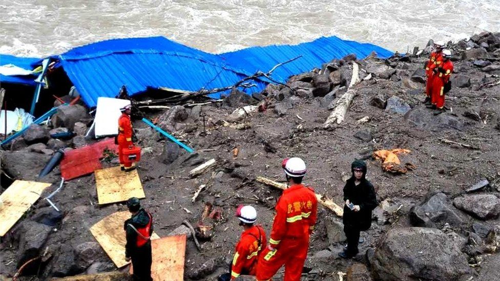 Rescue workers search site of landslide in Taining county, China (8 May 2016)