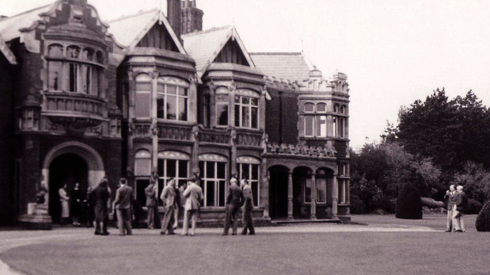 WW2 Colossus tools donated by Bletchley Park engineer's family - BBC News