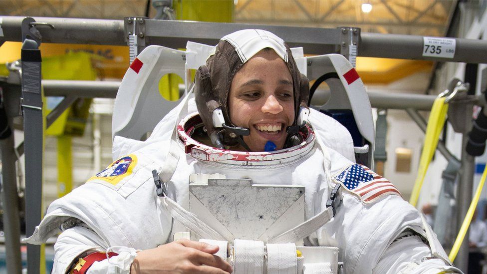 Artemis: Nasa picks astronauts for new Moon missions - BBC News