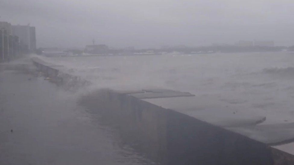 In pictures: Typhoon Mangkhut rips through Philippines - BBC News