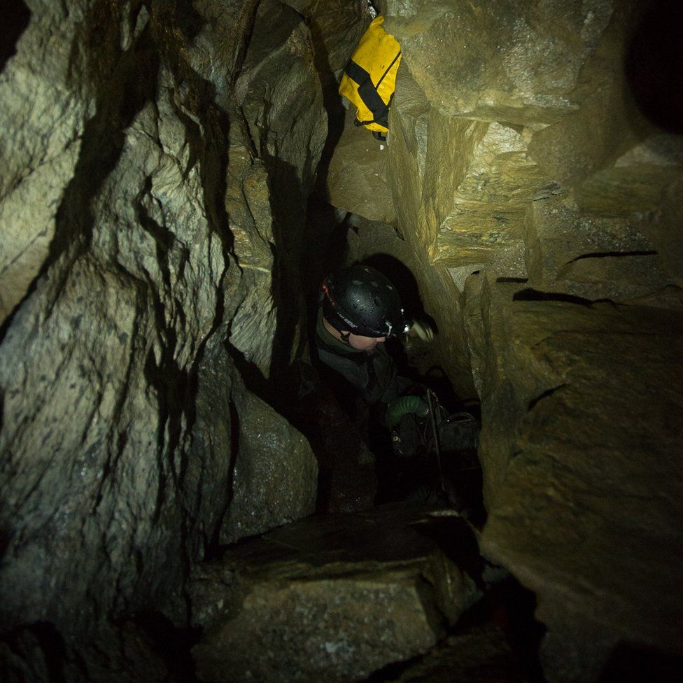 Climbing down to the Steinugleflaget cave