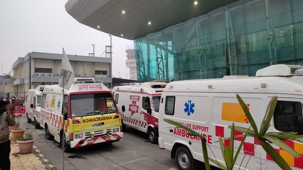 Машины скорой помощи за пределами аэропорта Амритсар