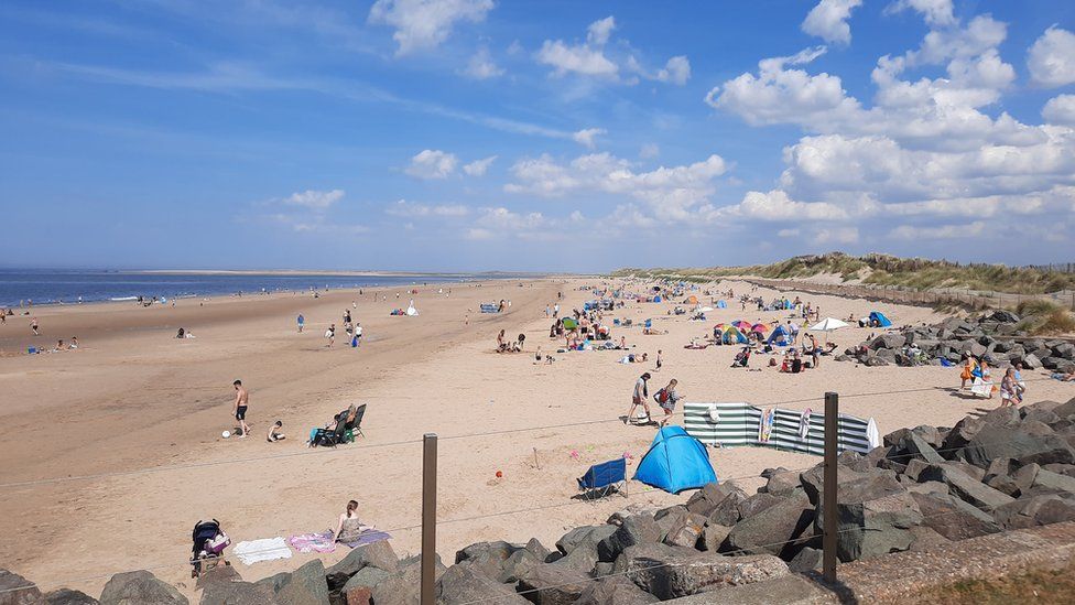 Visitors stranded on Norfolk's Scolt Head Island rescued - BBC News