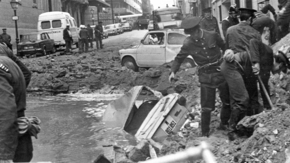 Spanish policemen search among the damages provoked by a bomb attack, 20 December 1973