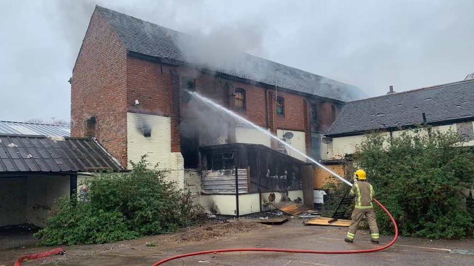 Borrowash: Crews tackle fire at derelict pub - BBC News