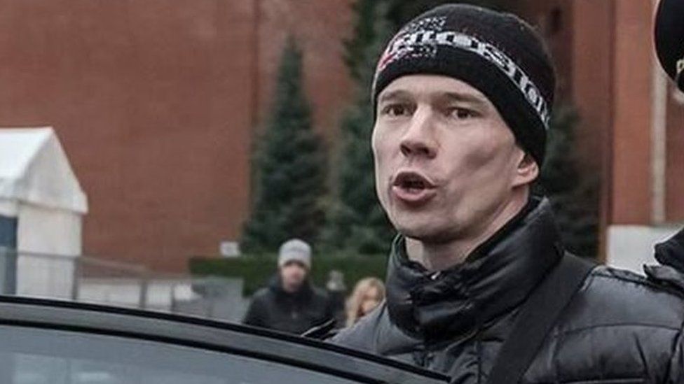 Ildar Dadin being escorted by official (file pic by Alexander Baroshin)