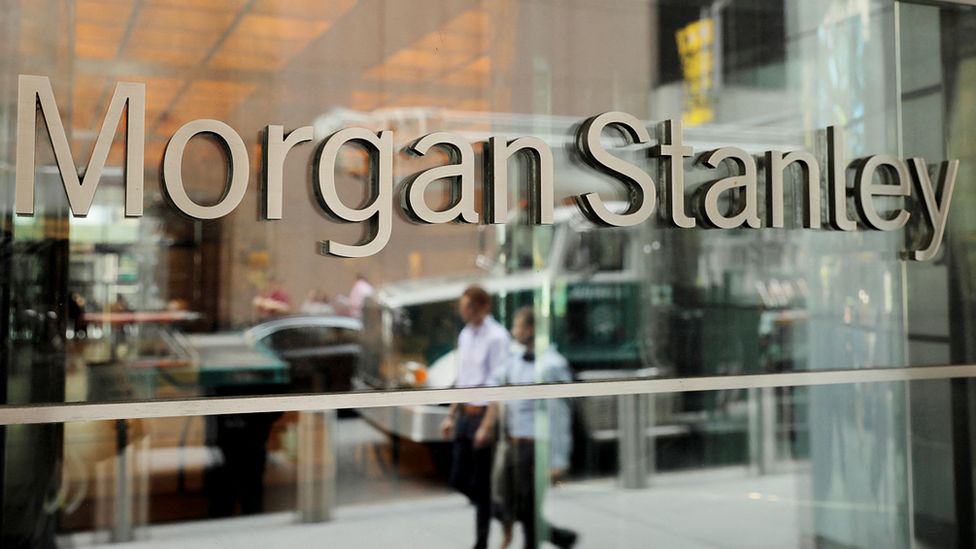 Люди проходят мимо офиса Morgan Stanley