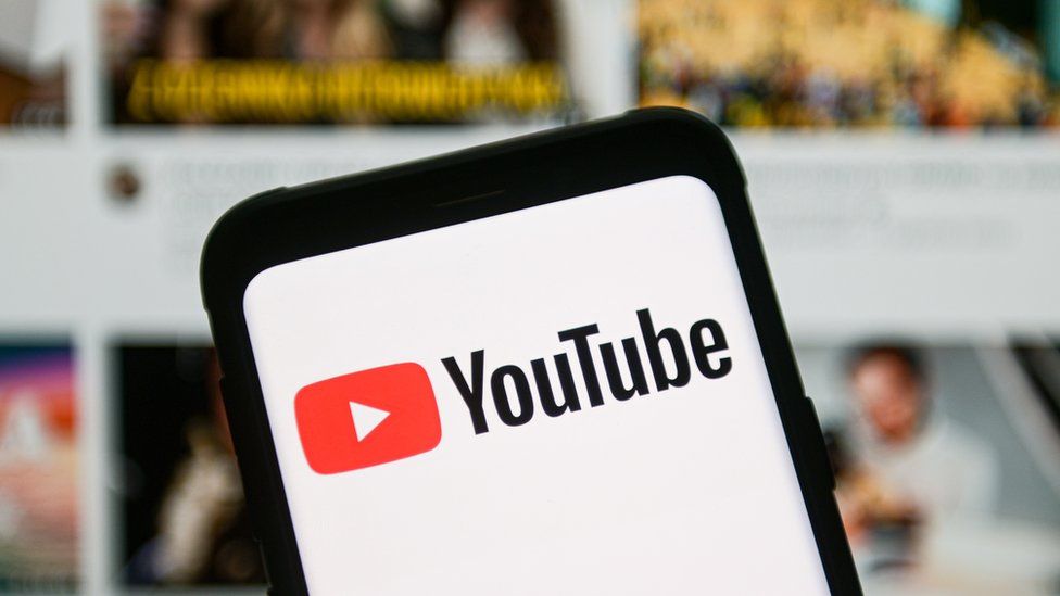 логотип YouTube на смартфоне