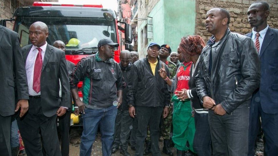 Kenya's President Uhuru Kenyatta (centre) visits at the site of rescue operations in Nairobi (30 April 2016)